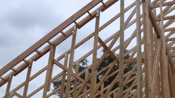 Marco de madera de la casa para una casa en progreso una nueva madera de desarrollo
 - Imágenes, Vídeo