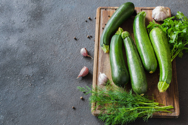 Zucchine fresche biologiche, aglio e prezzemolo, erbe e spezie
. - Foto, immagini