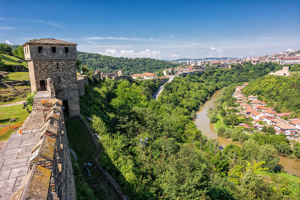 Панорама міста Велико-Тирновської видно з замкової стіни - Фото, зображення