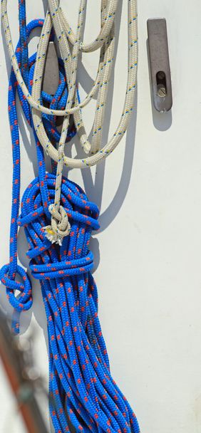 corda para amarrar um iate de luxo no porto
 - Foto, Imagem