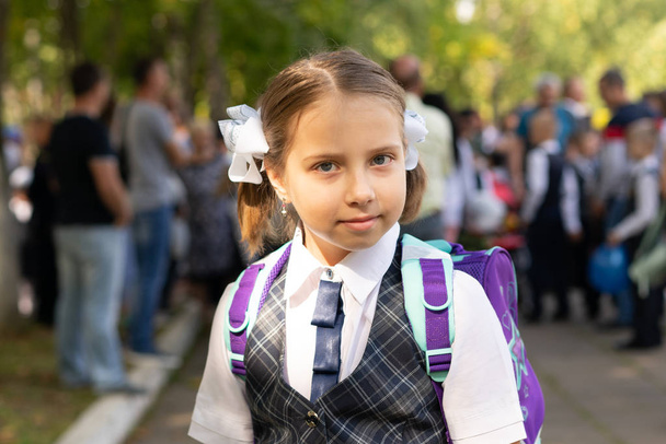 portrét dívky ve školní uniformě - Fotografie, Obrázek