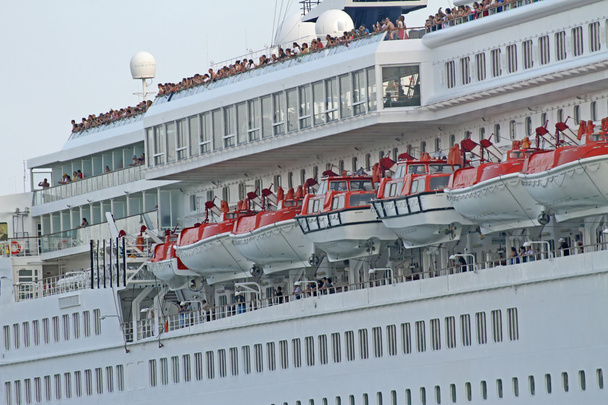 Пассажиры во время приветствия с круизного судна отправляются в плавание от po
 - Фото, изображение