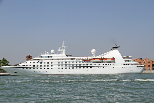 Kreuzfahrtschiff vom Yachthafen aus steuert exotische Destinationen an - Foto, Bild