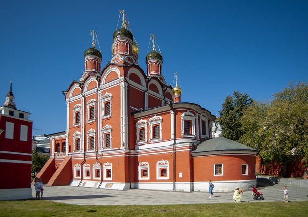 The monastery is based on the estate of the Romanov boyars and bears the name of the Romanov clan relic - the icon of the Mother of God "Heavenly Sign".      - Фото, изображение