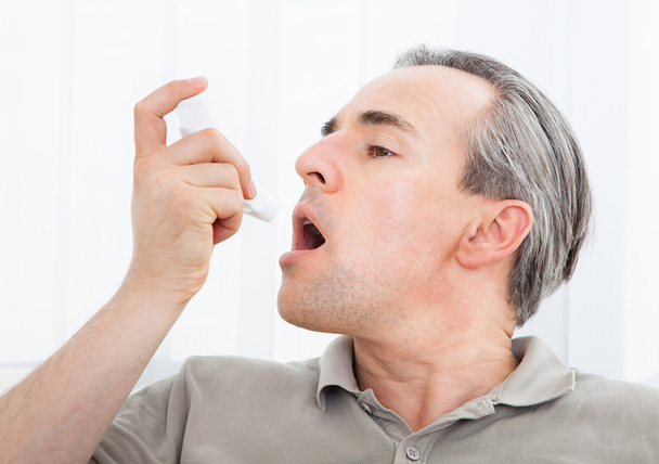 Man with asthma inhaler - Foto, imagen