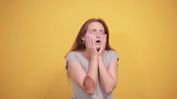 morena chica en gris camiseta sobre aislado naranja fondo muestra emociones
 - Metraje, vídeo