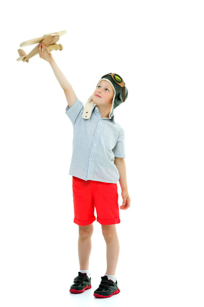 Niño jugando con avión de madera - Foto, Imagen