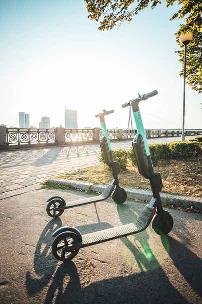 Location de scooters électriques garés dans les rues de la ville, Transport respectueux de l'environnement
. - Photo, image