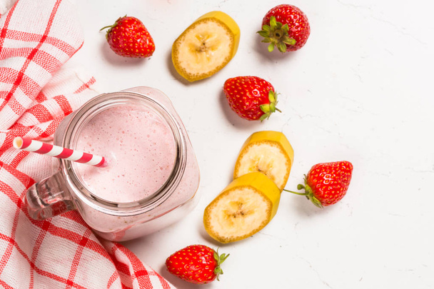 Strawberry milkshake or smoothie in mason jar. - Фото, изображение