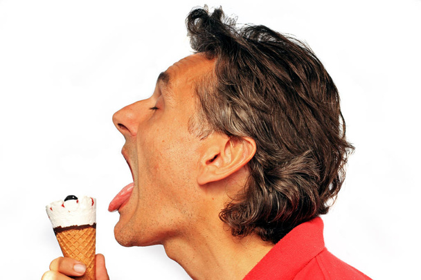 Homme mangeant de la crème glacée cône
 - Photo, image