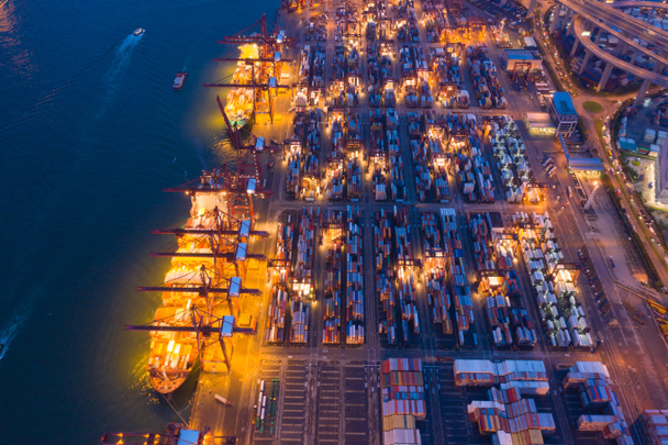 Вид зверху контейнерного вантажного судна в експорті та імпорті
 - Фото, зображення