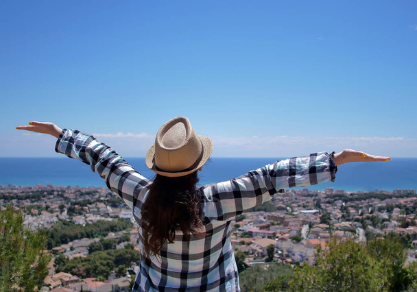 Красивая девушка-туристка в шляпе наслаждается видами на хребет, путешествует в отпуске, копирует пространство, вид сзади
 - Фото, изображение