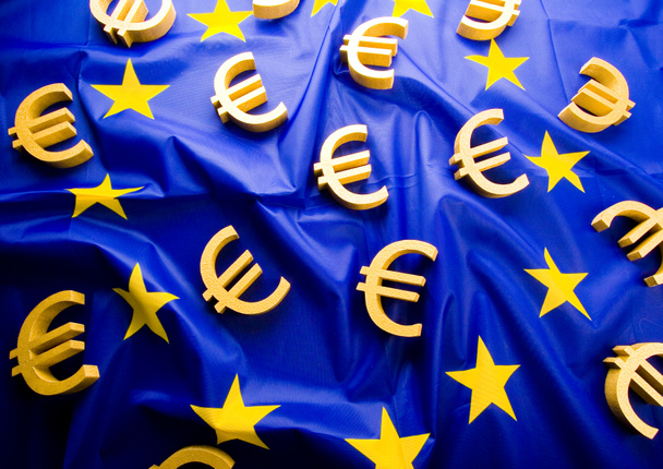 σημαία της Ευρωπαϊκής Ένωσης με το σύμβολο ευρώ - Φωτογραφία, εικόνα