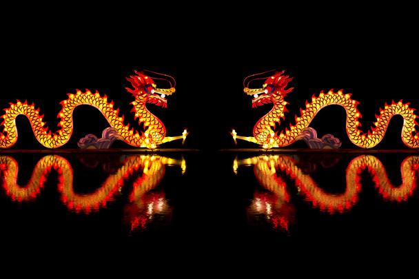 zwei chinesische Drachenlaterne auf Teich - Foto, Bild