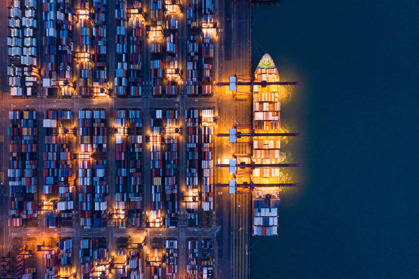 Воздушный вид контейнерного грузового судна при экспорте и импорте
 - Фото, изображение