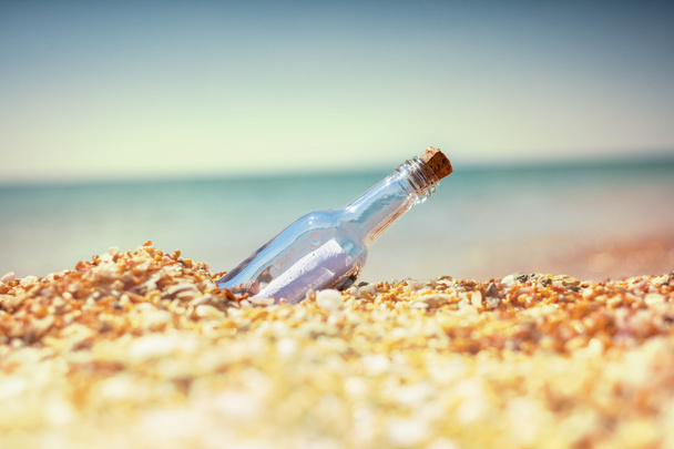 Botella en la playa
 - Foto, Imagen