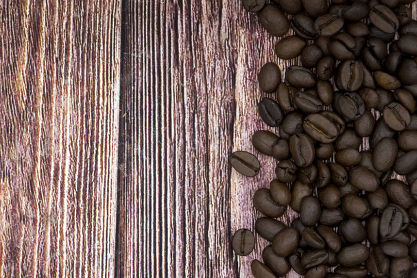 Zrnka kávy na starém dřevěném stole. Zobrazení nahoře s prostorem pro kopírování textu. Makroekonomická fotografie kávových beenů - Fotografie, Obrázek