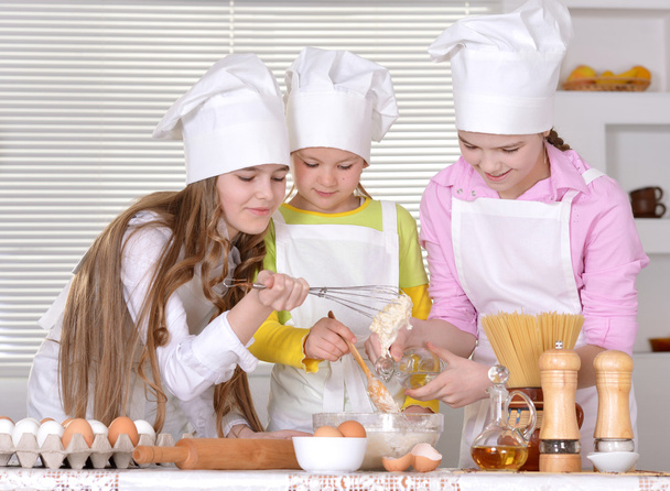 Girls baking a cake - Zdjęcie, obraz