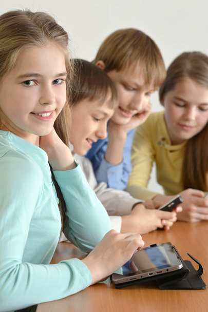 Kinder nutzen Technologien - Foto, Bild