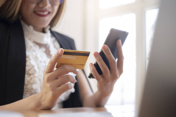 Клиент покупки онлайн оплаты кредитной картой. - Фото, изображение