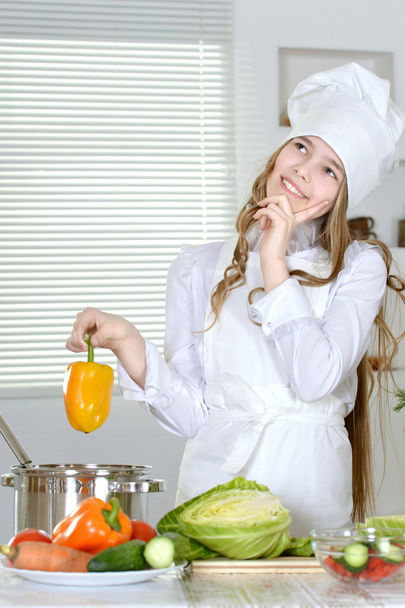 Girl preparing food - Foto, afbeelding