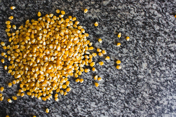Kukurydza używana do popcorn, ale niegotowane i upopped. Surowy ingredie - Zdjęcie, obraz