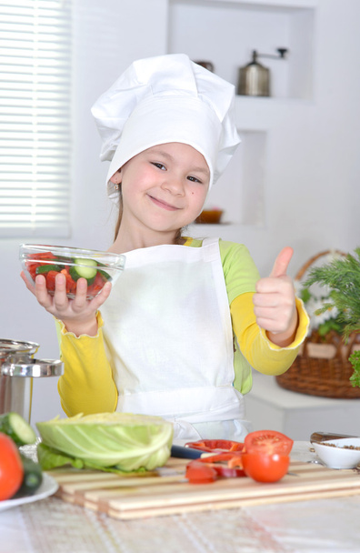 Girl smiling in the kitchen - Foto, Imagen