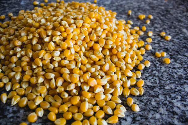 Kukurydza używana do popcorn, ale niegotowane i upopped. Surowy ingredie - Zdjęcie, obraz