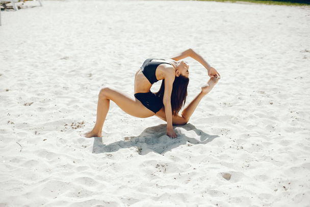 Sport girl on a beach - Valokuva, kuva