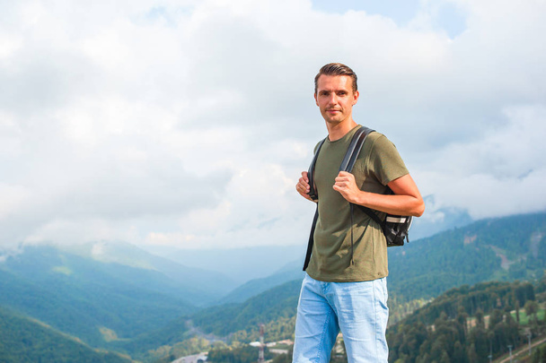 Sis arka planda dağlarda turist adam - Fotoğraf, Görsel