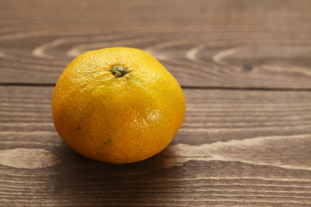 mandarina satsuma naranja sobre mesa de madera
 - Foto, Imagen