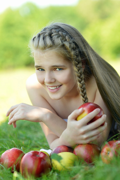 girl with apples - Fotoğraf, Görsel