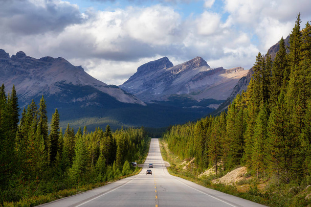 Scenic road in the Canadian Rockies during a vibrant sunny summer day. Taken in Icefields Parkway, Banff National Park, Alberta, Canada. - Φωτογραφία, εικόνα
