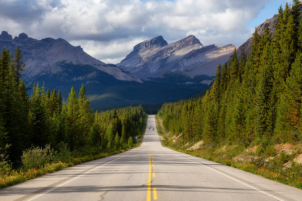 Scenic road in the Canadian Rockies during a vibrant sunny summer day. Taken in Icefields Parkway, Banff National Park, Alberta, Canada. - Foto, afbeelding