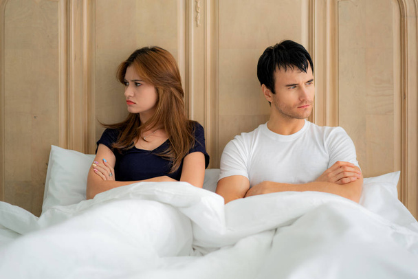 Boldogtalan pár nem beszélek, miután egy érv az ágyban otthon. Fô - Fotó, kép