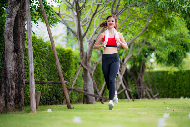 Jogging kobieta działa w parku w słońcu na pięknym letnim da - Zdjęcie, obraz