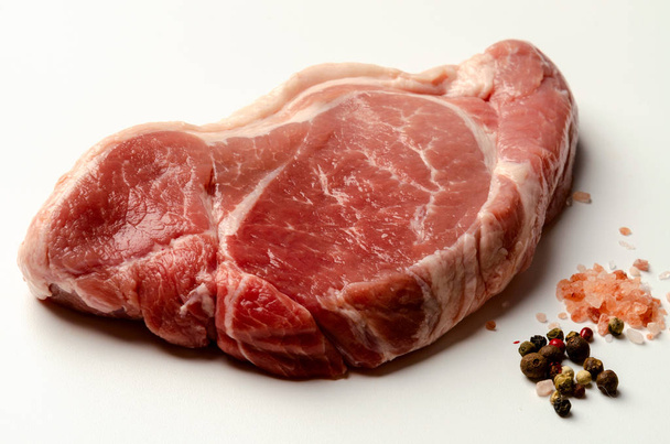 Świeże mięso wieprzowe ze składnikami do gotowania. Stek preperaton surowe wieprzowina - Zdjęcie, obraz