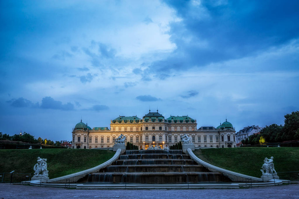 fonte superior do palácio do belvedere na noite
 - Foto, Imagem