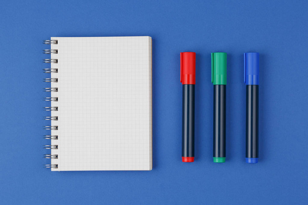 nyitott notebook színes jelölőkkel - Fotó, kép
