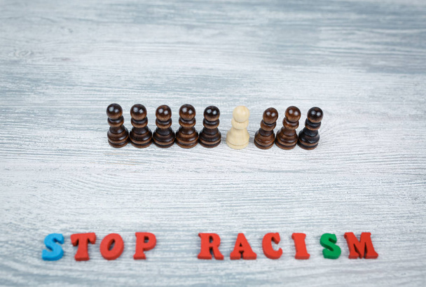 Όχι στο ρατσισμό με χρωματιστά γράμματα σε γκρίζο ξύλινο φόντο - Φωτογραφία, εικόνα