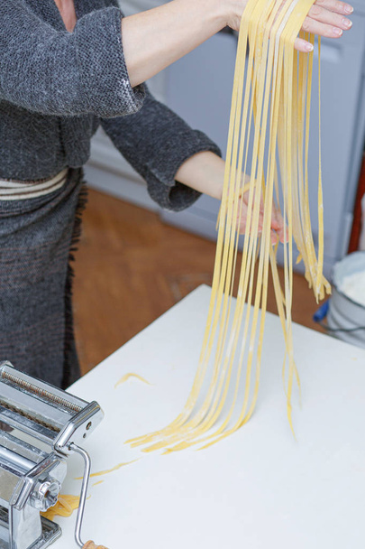 домашняя лапша, домохозяйка готовит еду
 - Фото, изображение