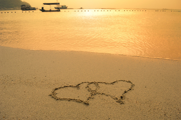 Dos corazones dibujados en la playa
 - Foto, Imagen