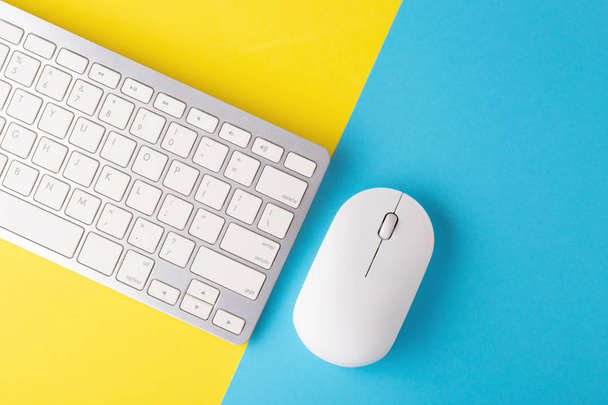 Draadloos toetsenbord en muis, minimaal, platte lay - Foto, afbeelding