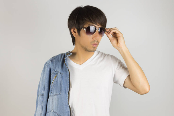 Genç Asya Man Jeans veya Denim Ceket Dokunmatik Güneş Gözlüğü ve Sh - Fotoğraf, Görsel