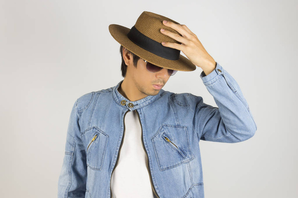 Молодой азиат в джинсах или джинсовой куртке носит солнцезащитные очки и Ту
 - Фото, изображение