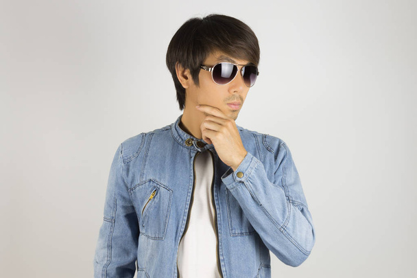 Giovane uomo in jeans o giacca di jeans indossare occhiali da sole e Touch Chi
 - Foto, immagini