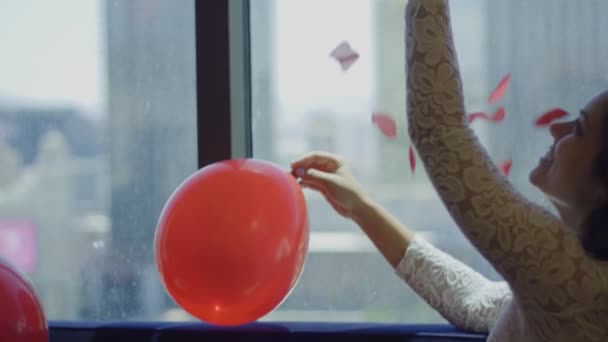 Movimento lento da noiva feliz com balão jogando pétalas de rosa para o ar
 - Filmagem, Vídeo