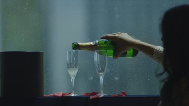 Zeitlupe der Braut, die Champagner in zwei Gläser gießt - Filmmaterial, Video