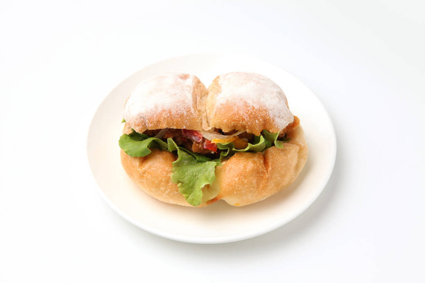 smažené kuře hamburger salát na desce izolované na bílém pozadí - Fotografie, Obrázek