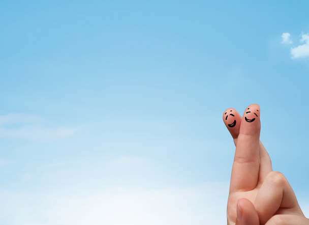 Boldog mosolygós ujjak nézik a tiszta kék ég másolóteret - Fotó, kép